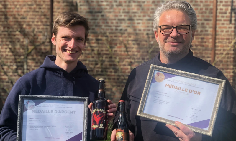 Jan Panneels en Erwin Vanmol  met de oorkondes voor hun bieren uit Lyon